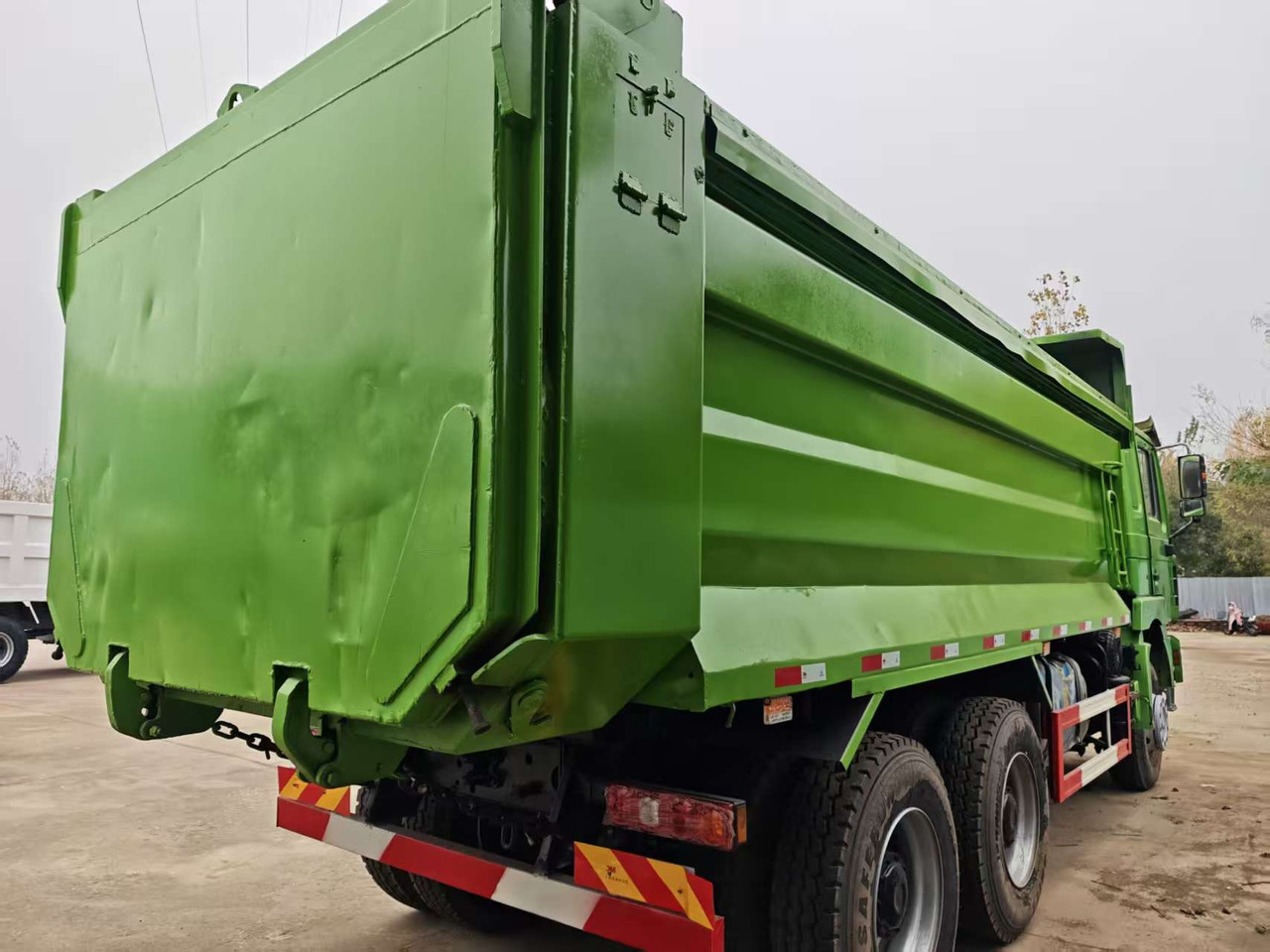 SHACMAN F3000 - Tartályos teherautó: 5 kép. SHACMAN F3000 - Tartályos teherautó: 5 kép.