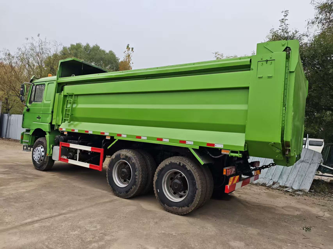 SHACMAN F3000 - Tartályos teherautó: 4 kép. SHACMAN F3000 - Tartályos teherautó: 4 kép.