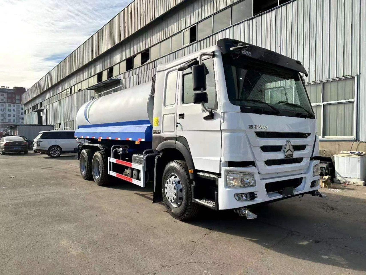 SINOTRUK 20  cubic  meters  tanker - Tartályos teherautó: 1 kép. SINOTRUK 20  cubic  meters  tanker - Tartályos teherautó: 1 kép.