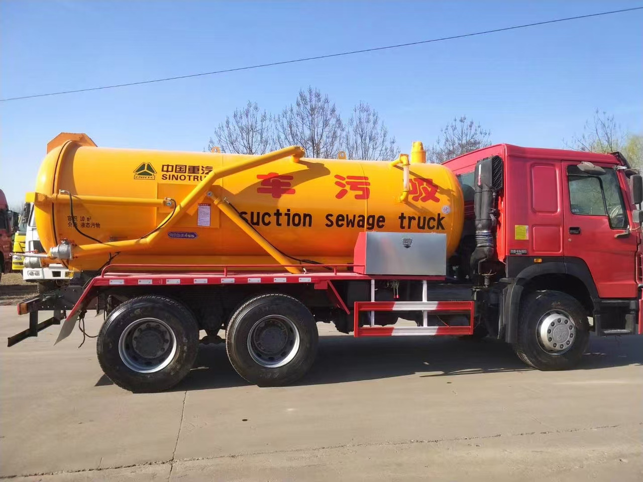 SINOTRUK SINOTRUK 336 suction sewage truck - Cserefelépítményes teherautó: 3 kép. SINOTRUK SINOTRUK 336 suction sewage truck - Cserefelépítményes teherautó: 3 kép.