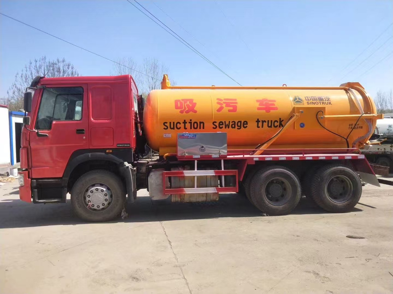 SINOTRUK SINOTRUK 336 suction sewage truck - Cserefelépítményes teherautó: 2 kép. SINOTRUK SINOTRUK 336 suction sewage truck - Cserefelépítményes teherautó: 2 kép.