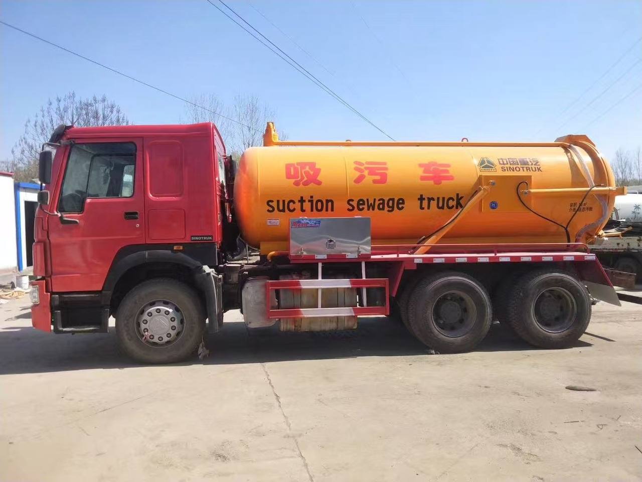 SINOTRUK SINOTRUK 336 suction sewage truck - Cserefelépítményes teherautó: 1 kép. SINOTRUK SINOTRUK 336 suction sewage truck - Cserefelépítményes teherautó: 1 kép.