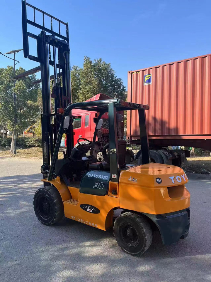 TOYOTA 3 tons 2 stages - Dízel targonca: 1 kép. TOYOTA 3 tons 2 stages - Dízel targonca: 1 kép.