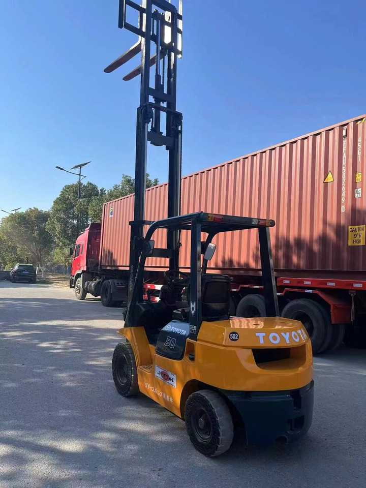 TOYOTA 3 tons 2 stages - Dízel targonca: 4 kép. TOYOTA 3 tons 2 stages - Dízel targonca: 4 kép.