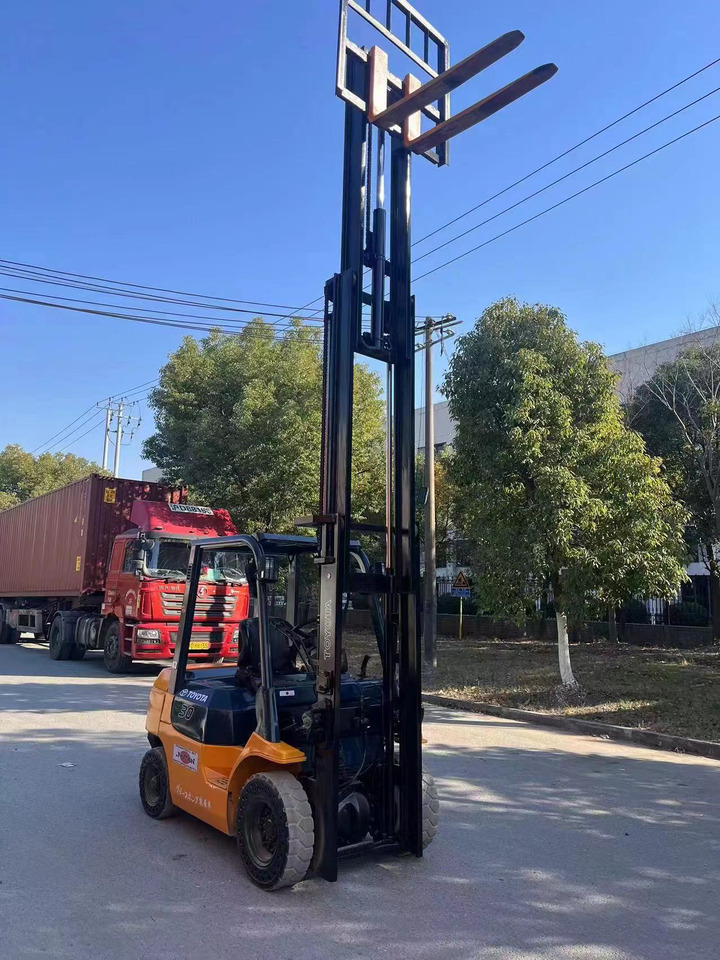 TOYOTA 3 tons 2 stages - Dízel targonca: 3 kép. TOYOTA 3 tons 2 stages - Dízel targonca: 3 kép.