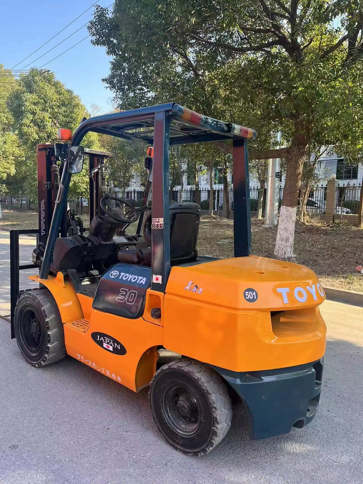 TOYOTA 3 tons 2 stages - Dízel targonca: 1 kép. TOYOTA 3 tons 2 stages - Dízel targonca: 1 kép.