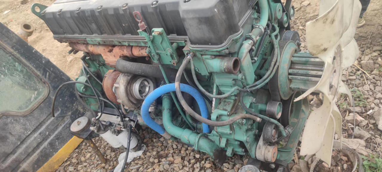 VOLVO D12D - Motor - Kotrógép: 3 kép. VOLVO D12D - Motor - Kotrógép: 3 kép.