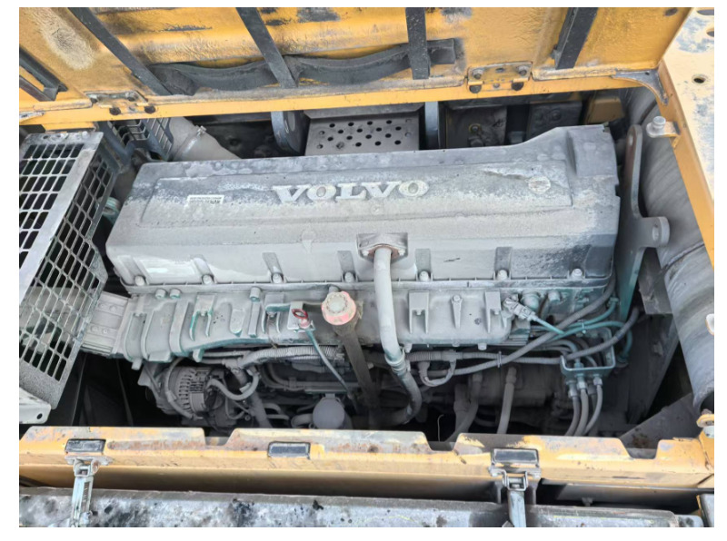 VOLVO D16 - Motor - Kotrógép: 1 kép. VOLVO D16 - Motor - Kotrógép: 1 kép.