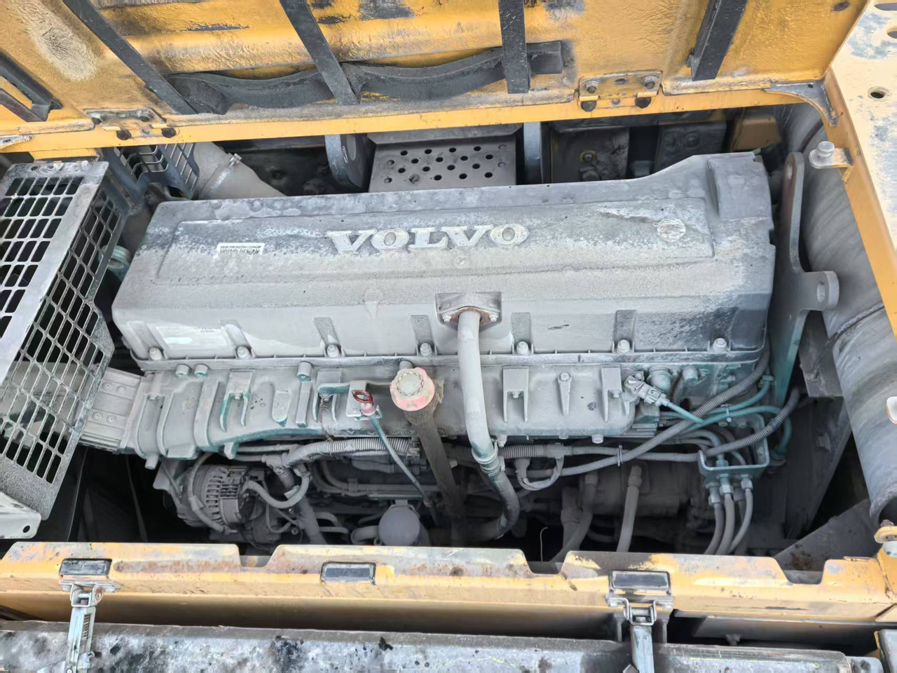 VOLVO D16 - Motor - Kotrógép: 3 kép. VOLVO D16 - Motor - Kotrógép: 3 kép.