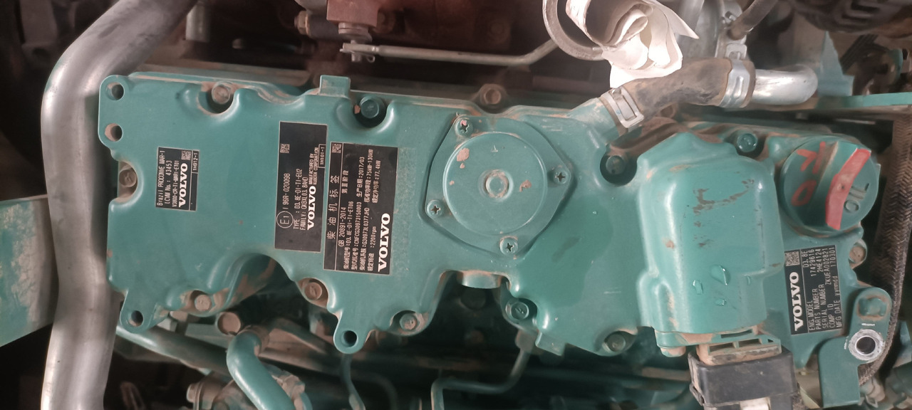 VOLVO D3.8E - Motor - Kotrógép: 2 kép. VOLVO D3.8E - Motor - Kotrógép: 2 kép.