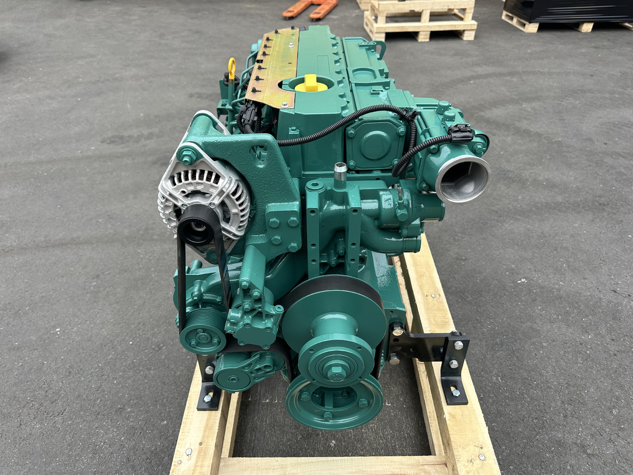 VOLVO D5E - Motor - Kotrógép: 2 kép. VOLVO D5E - Motor - Kotrógép: 2 kép.