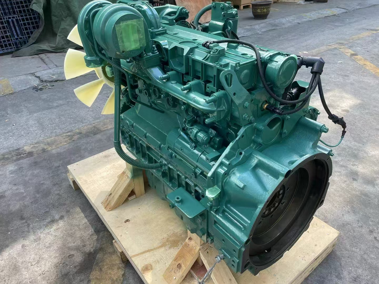 VOLVO D6D - Motor - Kotrógép: 2 kép. VOLVO D6D - Motor - Kotrógép: 2 kép.