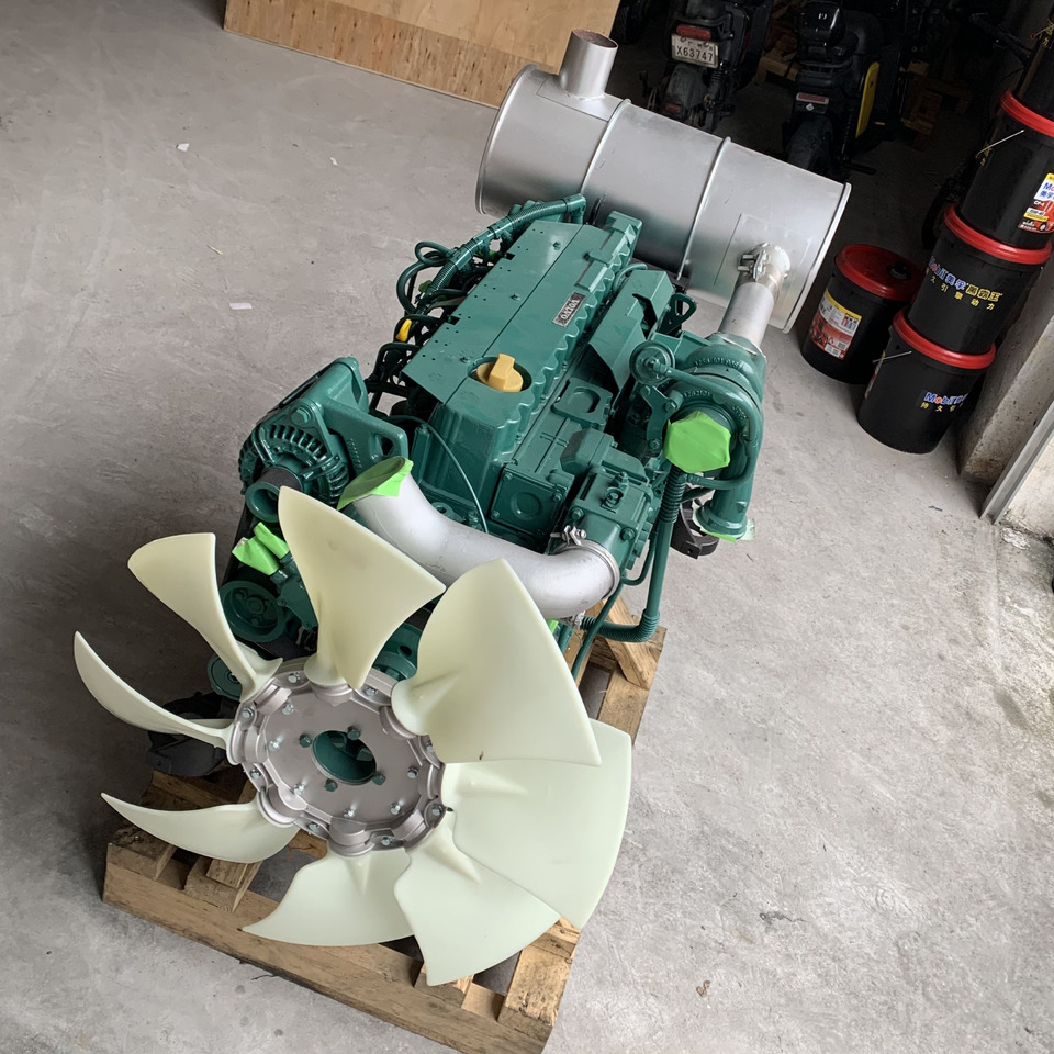 VOLVO D6E - Motor - Kotrógép: 2 kép. VOLVO D6E - Motor - Kotrógép: 2 kép.