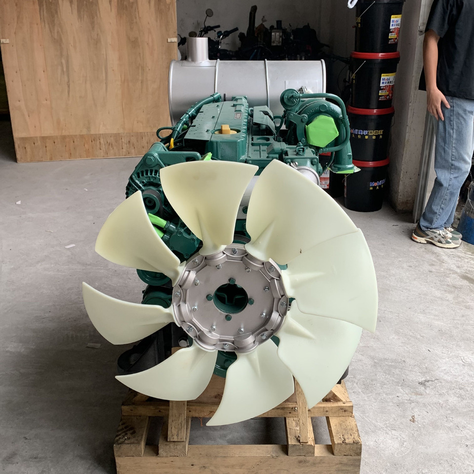 VOLVO D6E - Motor - Kotrógép: 3 kép. VOLVO D6E - Motor - Kotrógép: 3 kép.
