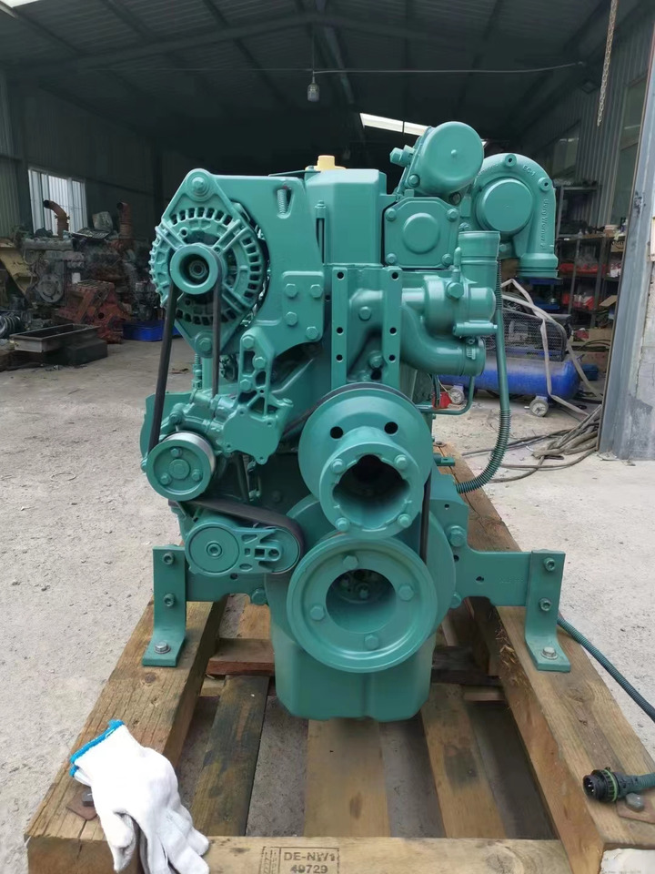 VOLVO D7E - Motor - Kotrógép: 3 kép. VOLVO D7E - Motor - Kotrógép: 3 kép.