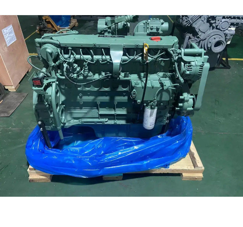 VOLVO D7E - Motor - Kotrógép: 2 kép. VOLVO D7E - Motor - Kotrógép: 2 kép.