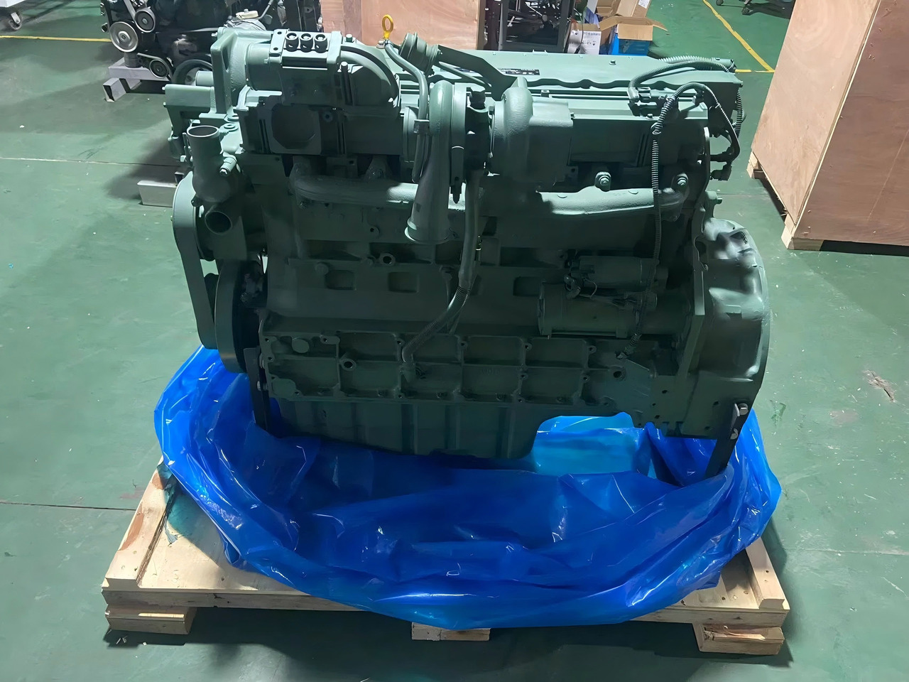 VOLVO D7E - Motor - Kotrógép: 3 kép. VOLVO D7E - Motor - Kotrógép: 3 kép.
