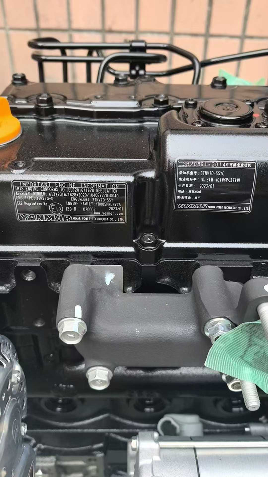 YANMAR 3TNV70 - Motor - Minikotró: 3 kép. YANMAR 3TNV70 - Motor - Minikotró: 3 kép.