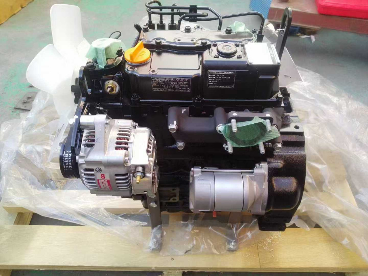 YANMAR 3TNV70 - Motor - Minikotró: 2 kép. YANMAR 3TNV70 - Motor - Minikotró: 2 kép.