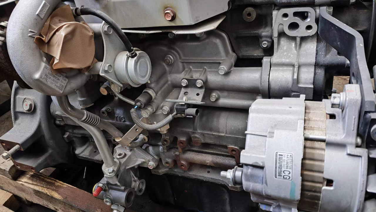 YANMAR 4M50 - Motor - Kotrógép: 2 kép. YANMAR 4M50 - Motor - Kotrógép: 2 kép.