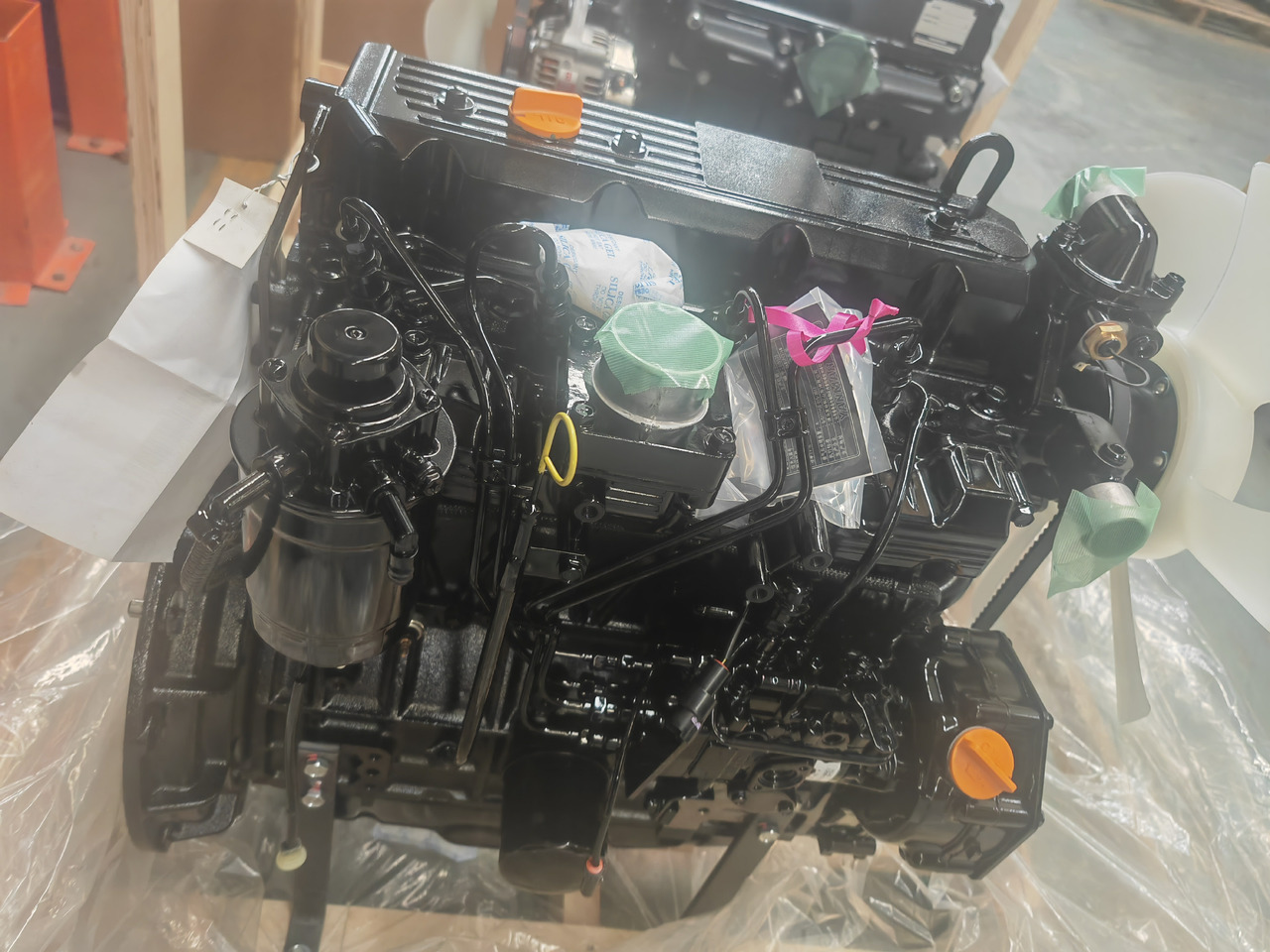YANMAR 4TNE94 - Motor - Minikotró: 2 kép. YANMAR 4TNE94 - Motor - Minikotró: 2 kép.
