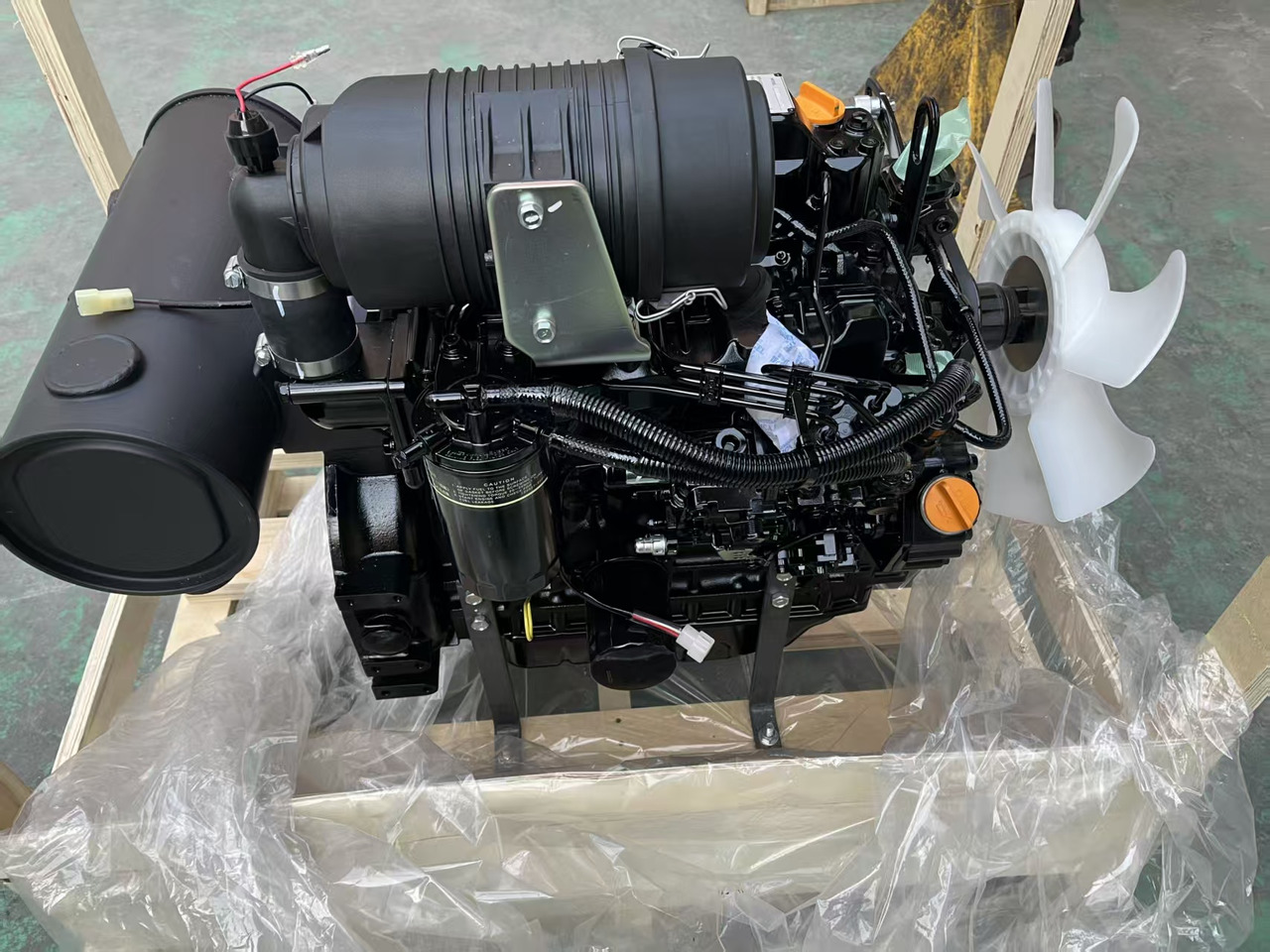 YANMAR 4TNV88 - Motor - Kotrógép: 5 kép. YANMAR 4TNV88 - Motor - Kotrógép: 5 kép.