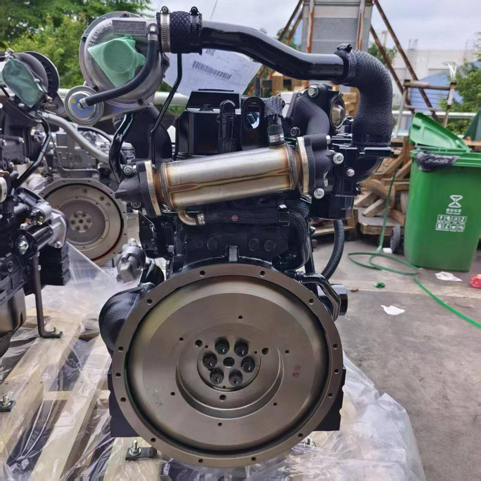 YANMAR 4TNV98C with EGR - Motor - Gumikerekes kotró: 2 kép. YANMAR 4TNV98C with EGR - Motor - Gumikerekes kotró: 2 kép.