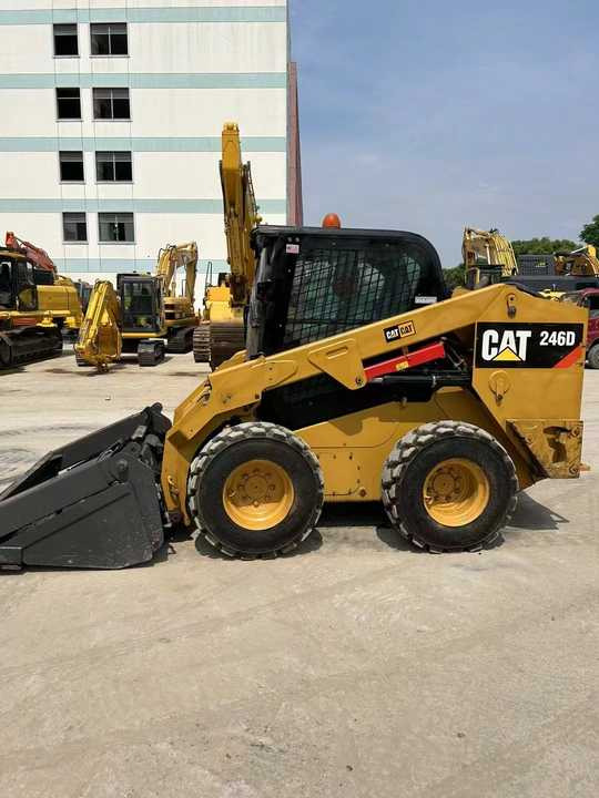 90% New Front Loader Tractor CAT 246D Skid Steer Loader / Used Cat 226B 246C 246d Mini Skid Steer Loader in Stock - Mini homlokrakodó: 2 kép. 90% New Front Loader Tractor CAT 246D Skid Steer Loader / Used Cat 226B 246C 246d Mini Skid Steer Loader in Stock - Mini homlokrakodó: 2 kép.