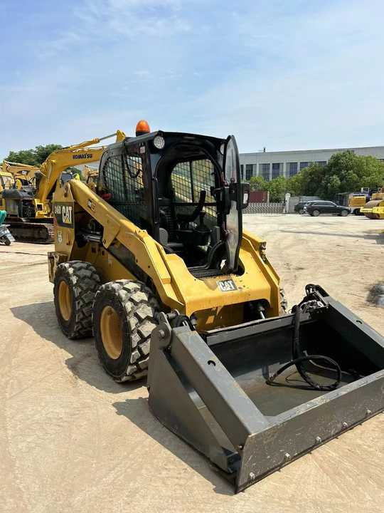 90% New Front Loader Tractor CAT 246D Skid Steer Loader / Used Cat 226B 246C 246d Mini Skid Steer Loader in Stock - Mini homlokrakodó: 4 kép. 90% New Front Loader Tractor CAT 246D Skid Steer Loader / Used Cat 226B 246C 246d Mini Skid Steer Loader in Stock - Mini homlokrakodó: 4 kép.