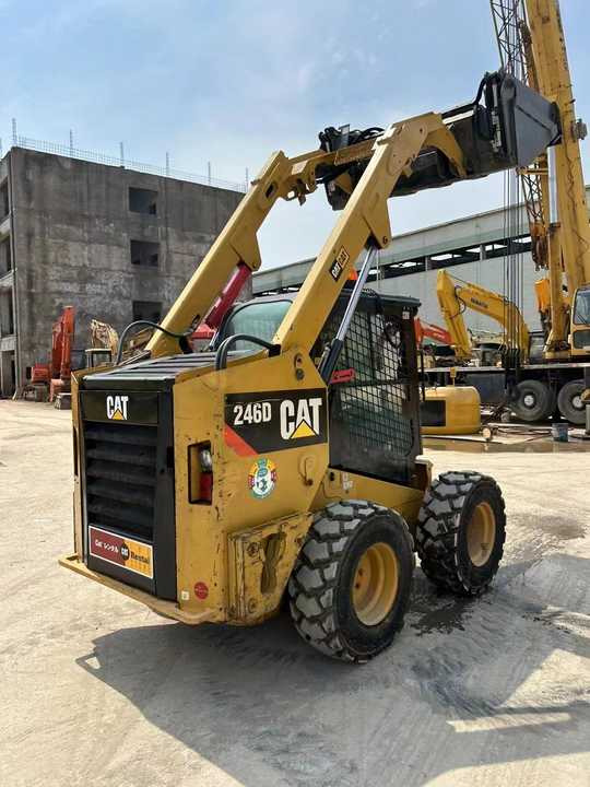 90% New Front Loader Tractor CAT 246D Skid Steer Loader / Used Cat 226B 246C 246d Mini Skid Steer Loader in Stock - Mini homlokrakodó: 3 kép. 90% New Front Loader Tractor CAT 246D Skid Steer Loader / Used Cat 226B 246C 246d Mini Skid Steer Loader in Stock - Mini homlokrakodó: 3 kép.