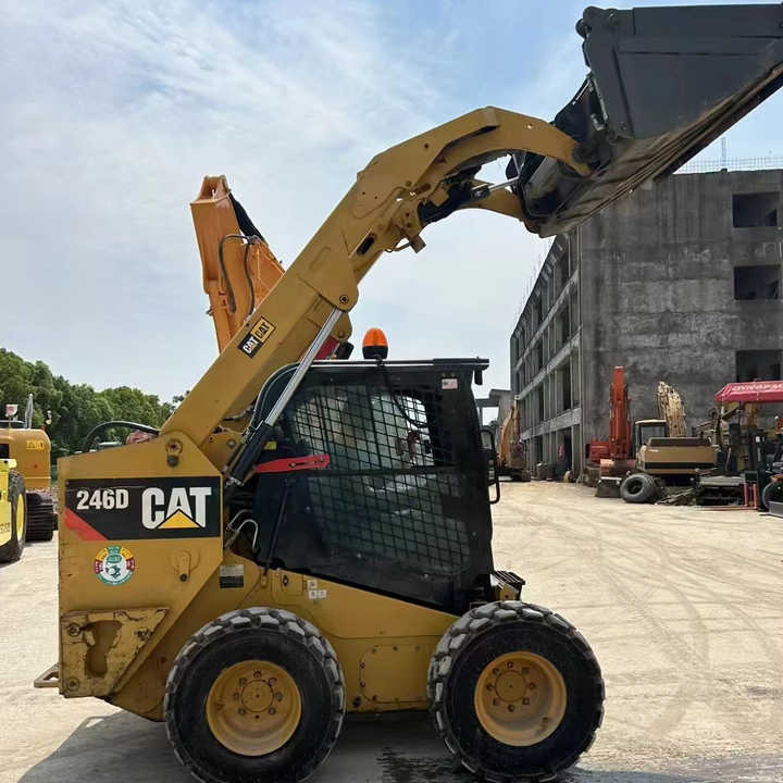 90% New Front Loader Tractor CAT 246D Skid Steer Loader / Used Cat 226B 246C 246d Mini Skid Steer Loader in Stock - Mini homlokrakodó: 1 kép. 90% New Front Loader Tractor CAT 246D Skid Steer Loader / Used Cat 226B 246C 246d Mini Skid Steer Loader in Stock - Mini homlokrakodó: 1 kép.