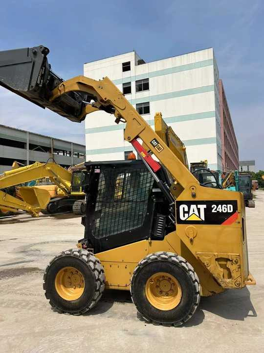 90% New Front Loader Tractor CAT 246D Skid Steer Loader / Used Cat 226B 246C 246d Mini Skid Steer Loader in Stock - Mini homlokrakodó: 5 kép. 90% New Front Loader Tractor CAT 246D Skid Steer Loader / Used Cat 226B 246C 246d Mini Skid Steer Loader in Stock - Mini homlokrakodó: 5 kép.