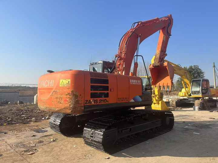 Affordable Hitachi ZX210-5G Used Construction Machinery | Well-Maintained, No Overhauls - Lánctalpas kotró: 2 kép. Affordable Hitachi ZX210-5G Used Construction Machinery | Well-Maintained, No Overhauls - Lánctalpas kotró: 2 kép.
