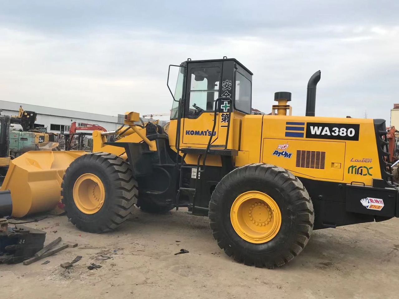 BACKHOE LOADER Certified Pre-Owned Komatsu WA380-3 | Heavy-Duty Loader for Mining/ Construction - Price Negotiable! - Gumikerekes homlokrakodó: 4 kép. BACKHOE LOADER Certified Pre-Owned Komatsu WA380-3 | Heavy-Duty Loader for Mining/ Construction - Price Negotiable! - Gumikerekes homlokrakodó: 4 kép.
