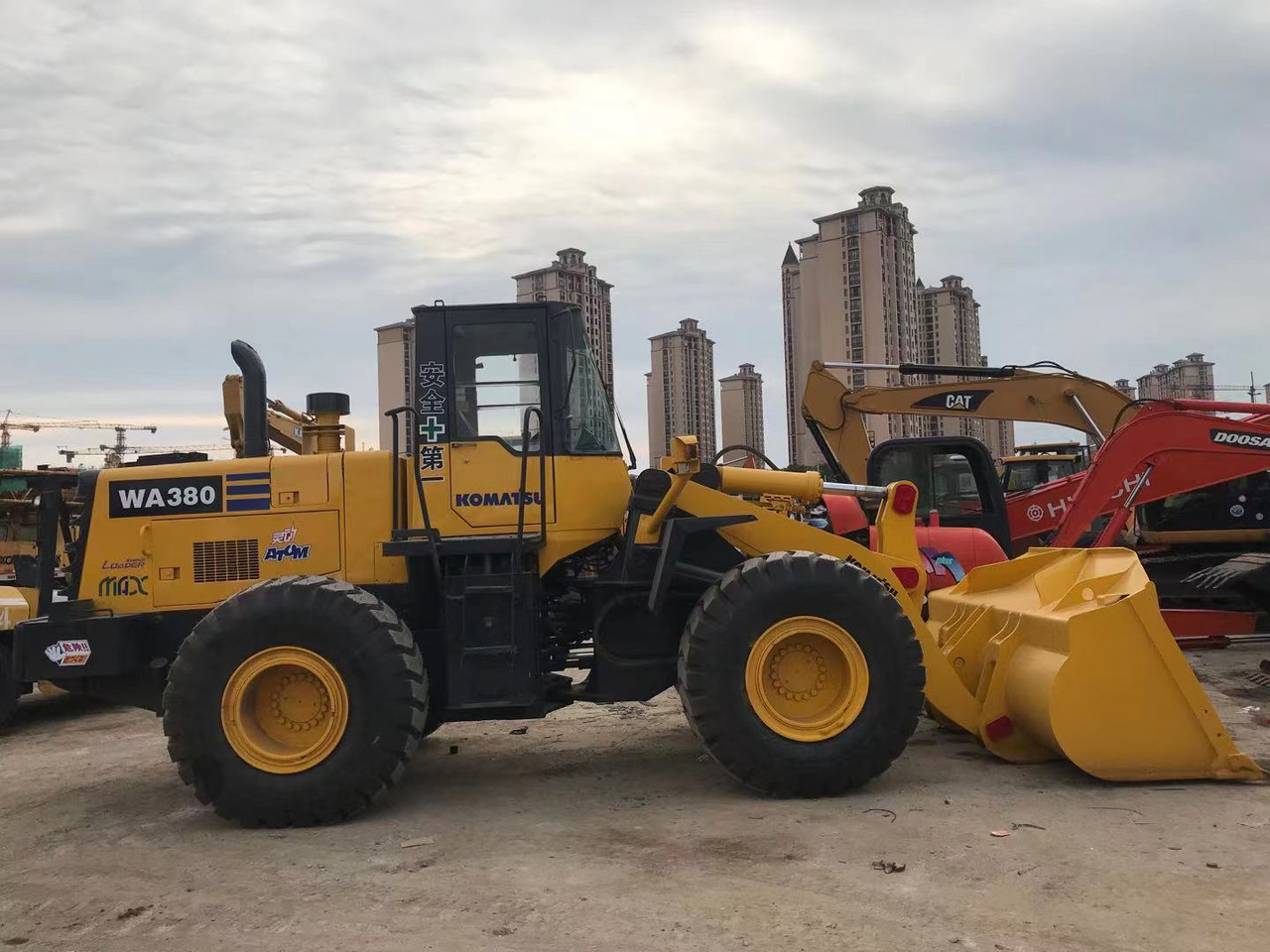 BACKHOE LOADER Certified Pre-Owned Komatsu WA380-3 | Heavy-Duty Loader for Mining/ Construction - Price Negotiable! - Gumikerekes homlokrakodó: 3 kép. BACKHOE LOADER Certified Pre-Owned Komatsu WA380-3 | Heavy-Duty Loader for Mining/ Construction - Price Negotiable! - Gumikerekes homlokrakodó: 3 kép.