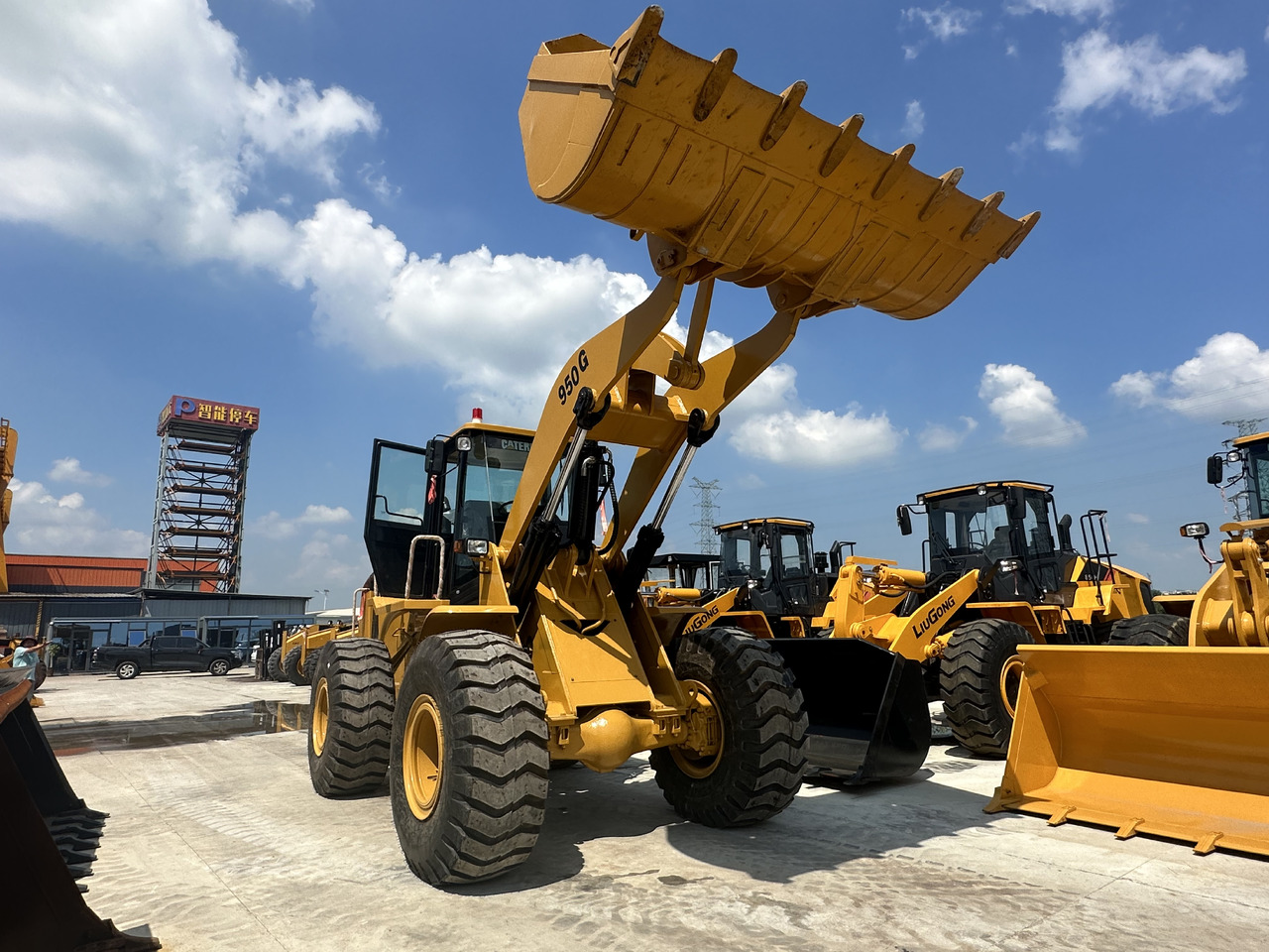 BACKHOE LOADER Used High Quality CAT 950G Wheel Loader on Hot Sale CAT in Stock for Sale - Gumikerekes homlokrakodó: 2 kép. BACKHOE LOADER Used High Quality CAT 950G Wheel Loader on Hot Sale CAT in Stock for Sale - Gumikerekes homlokrakodó: 2 kép.