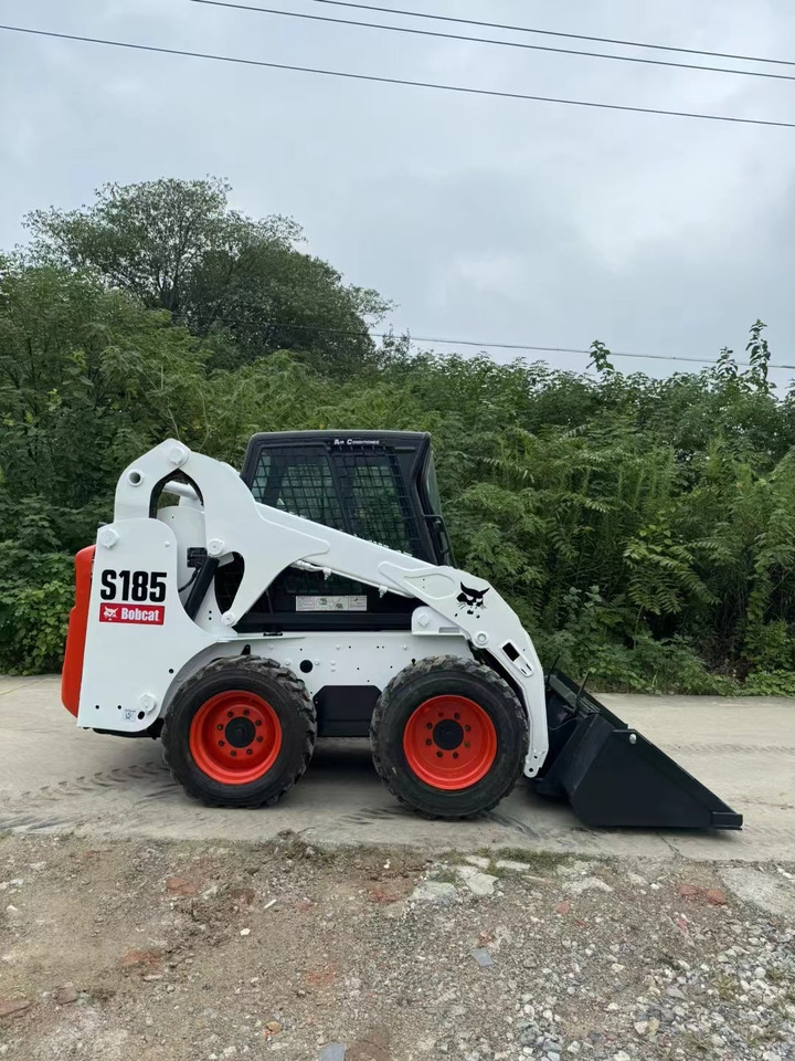 BOBCAT High Quality BOBCAT-S185 Skid Steer Loader in Good Condition - Mini homlokrakodó: 2 kép. BOBCAT High Quality BOBCAT-S185 Skid Steer Loader in Good Condition - Mini homlokrakodó: 2 kép.