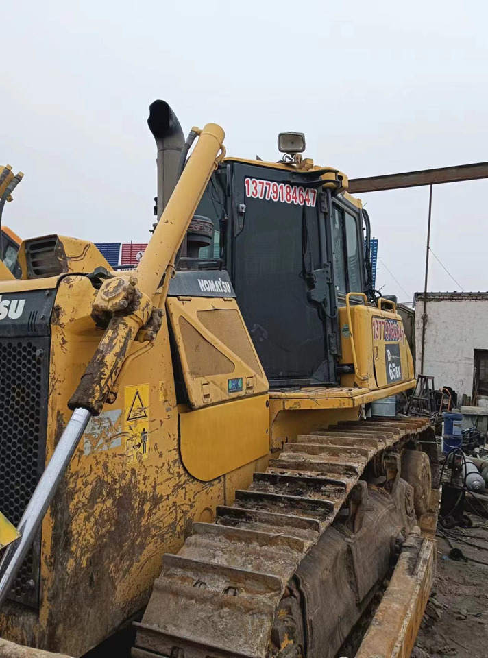 BULLDOZER Used Komatsu Bulldozer D65ex Strong Power Komatsu D65ex Track Dozer for Sale - Buldózer: 3 kép. BULLDOZER Used Komatsu Bulldozer D65ex Strong Power Komatsu D65ex Track Dozer for Sale - Buldózer: 3 kép.
