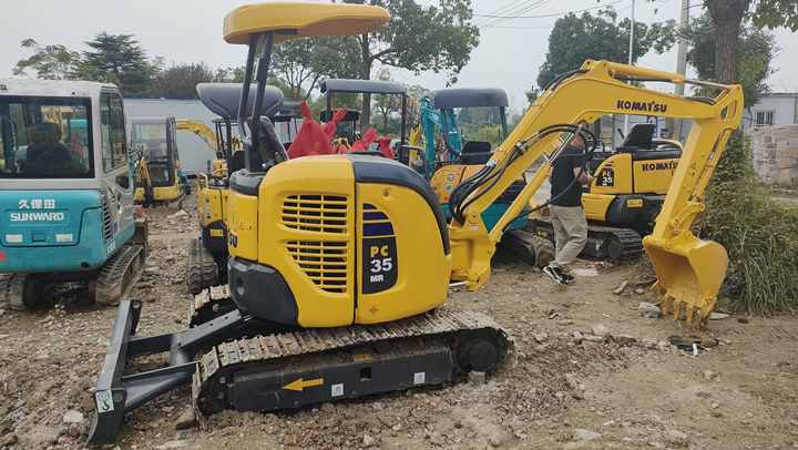 Best Quality Komatsu PC35-2 Used Mini Excavator Earth-moving Machinery in Good Condition - Lánctalpas kotró: 3 kép. Best Quality Komatsu PC35-2 Used Mini Excavator Earth-moving Machinery in Good Condition - Lánctalpas kotró: 3 kép.
