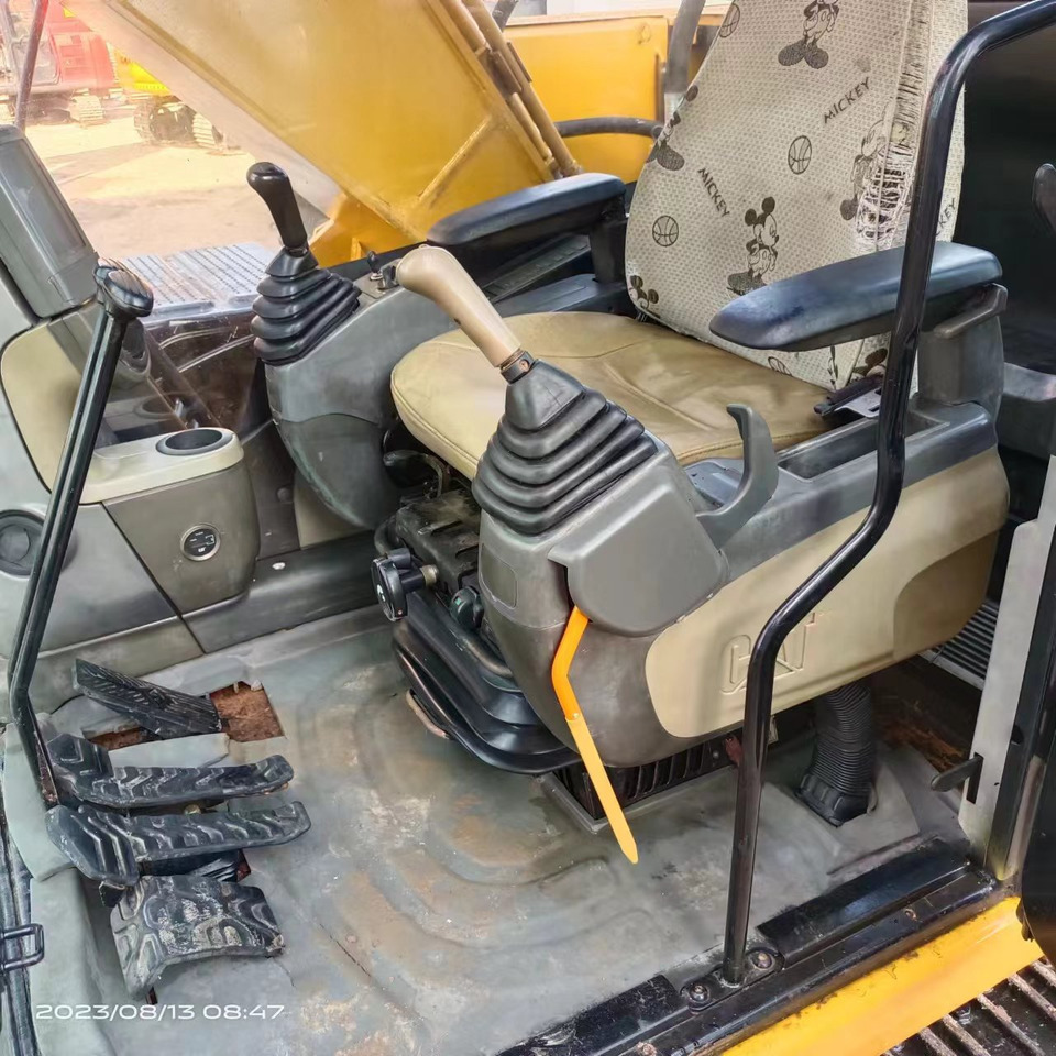CATERPILLAR 320D - Lánctalpas kotró: 5 kép. CATERPILLAR 320D - Lánctalpas kotró: 5 kép.