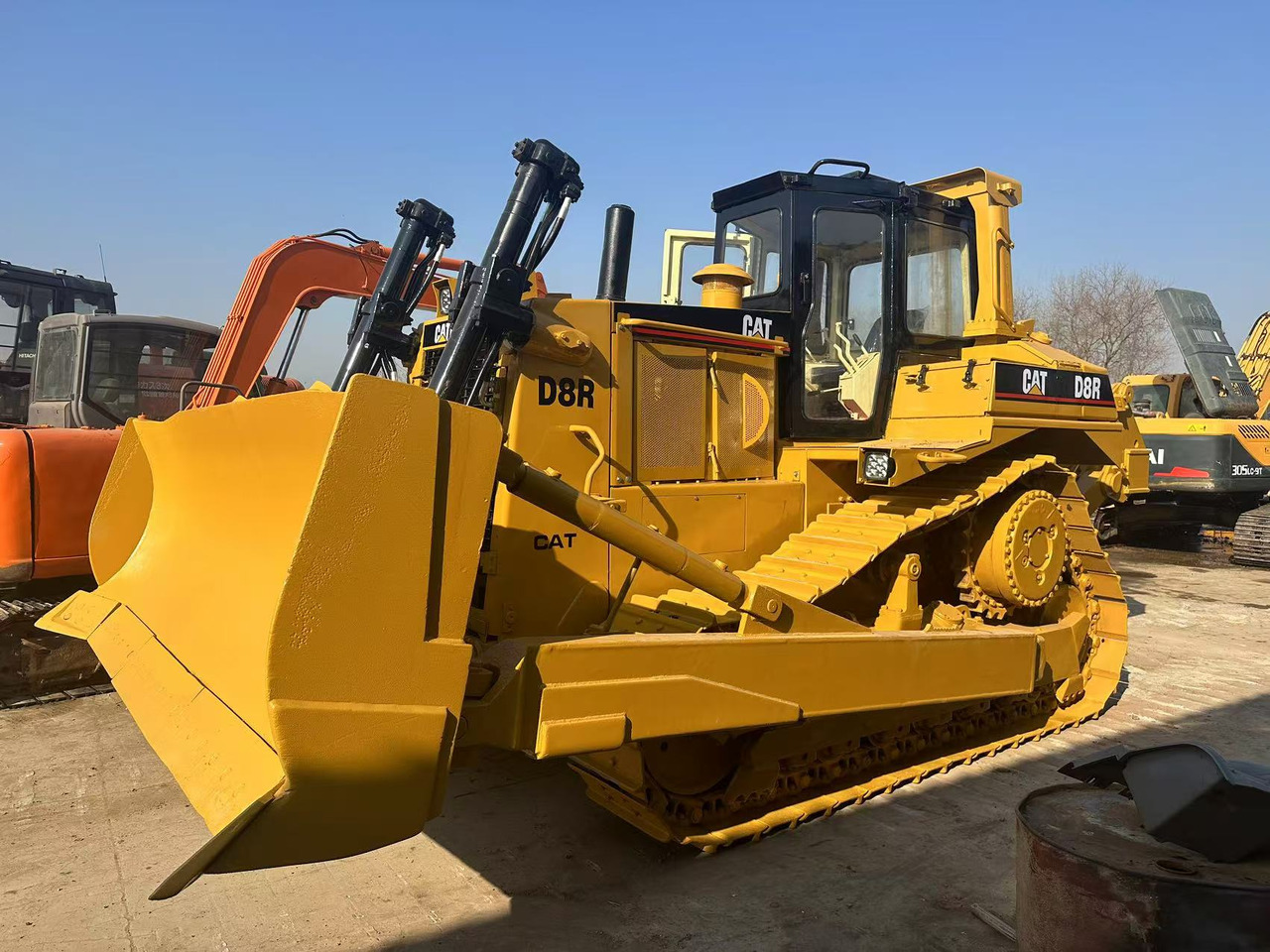 CATERPILLAR Used Bulldozer D8R Hotsale D6R D7G - Buldózer: 1 kép. CATERPILLAR Used Bulldozer D8R Hotsale D6R D7G - Buldózer: 1 kép.