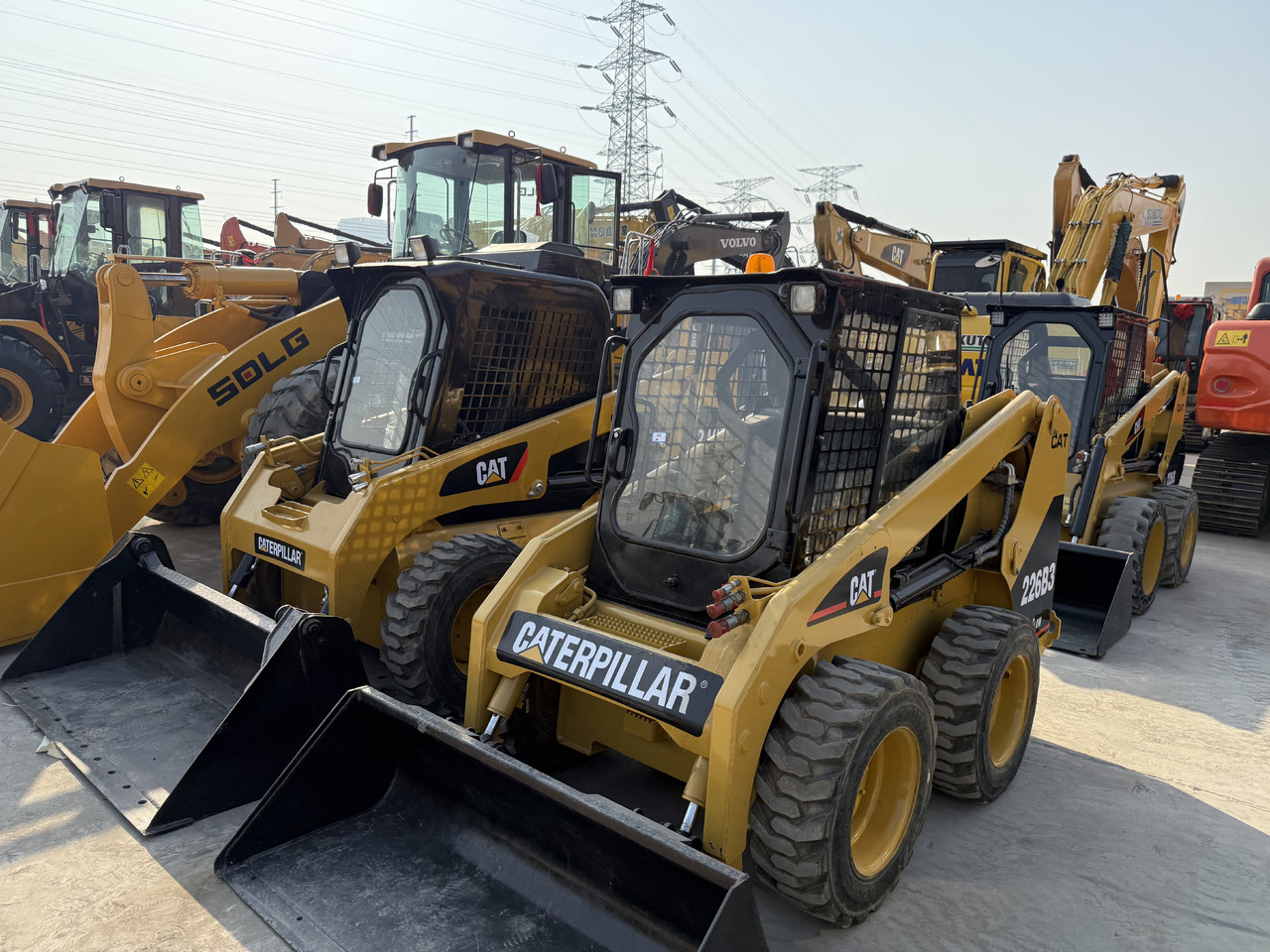 CATERPILLAR Used Mini Small CAT226B Skid Steer Loader in Stock with Best Review for Sale - Mini homlokrakodó: 2 kép. CATERPILLAR Used Mini Small CAT226B Skid Steer Loader in Stock with Best Review for Sale - Mini homlokrakodó: 2 kép.