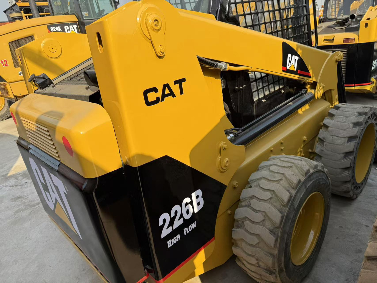 CATERPILLAR Used Mini Small CAT226B Skid Steer Loader in Stock with Best Review for Sale - Mini homlokrakodó: 3 kép. CATERPILLAR Used Mini Small CAT226B Skid Steer Loader in Stock with Best Review for Sale - Mini homlokrakodó: 3 kép.