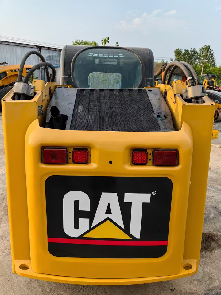 CATERPILLAR used skid-steer CAT246C high quality - Mini homlokrakodó: 4 kép. CATERPILLAR used skid-steer CAT246C high quality - Mini homlokrakodó: 4 kép.