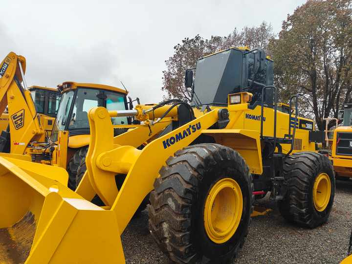 Certified Pre-Owned Komatsu WA380-3 | Heavy-Duty Loader for Mining/ Construction - Price Negotiable! - Gumikerekes homlokrakodó: 3 kép. Certified Pre-Owned Komatsu WA380-3 | Heavy-Duty Loader for Mining/ Construction - Price Negotiable! - Gumikerekes homlokrakodó: 3 kép.