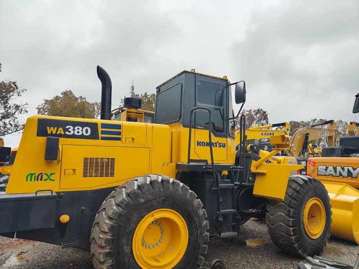 Certified Pre-Owned Komatsu WA380-3 | Heavy-Duty Loader for Mining/ Construction - Price Negotiable! - Gumikerekes homlokrakodó: 4 kép. Certified Pre-Owned Komatsu WA380-3 | Heavy-Duty Loader for Mining/ Construction - Price Negotiable! - Gumikerekes homlokrakodó: 4 kép.
