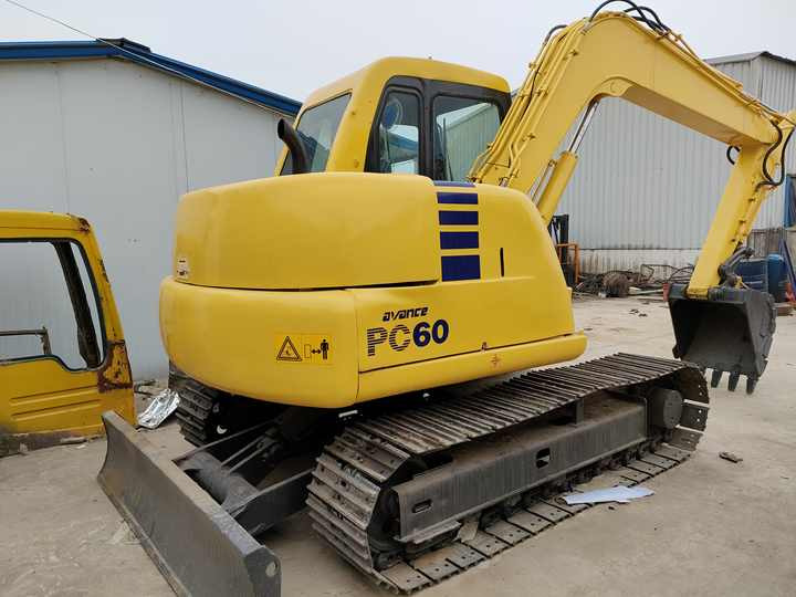 Cheap Used Komatsu PC60-7 Crawler Excavator with High Efficiency Used Heavy Machinery Komatsu P60-7 Digger Cheap for Sale - Lánctalpas kotró: 3 kép. Cheap Used Komatsu PC60-7 Crawler Excavator with High Efficiency Used Heavy Machinery Komatsu P60-7 Digger Cheap for Sale - Lánctalpas kotró: 3 kép.