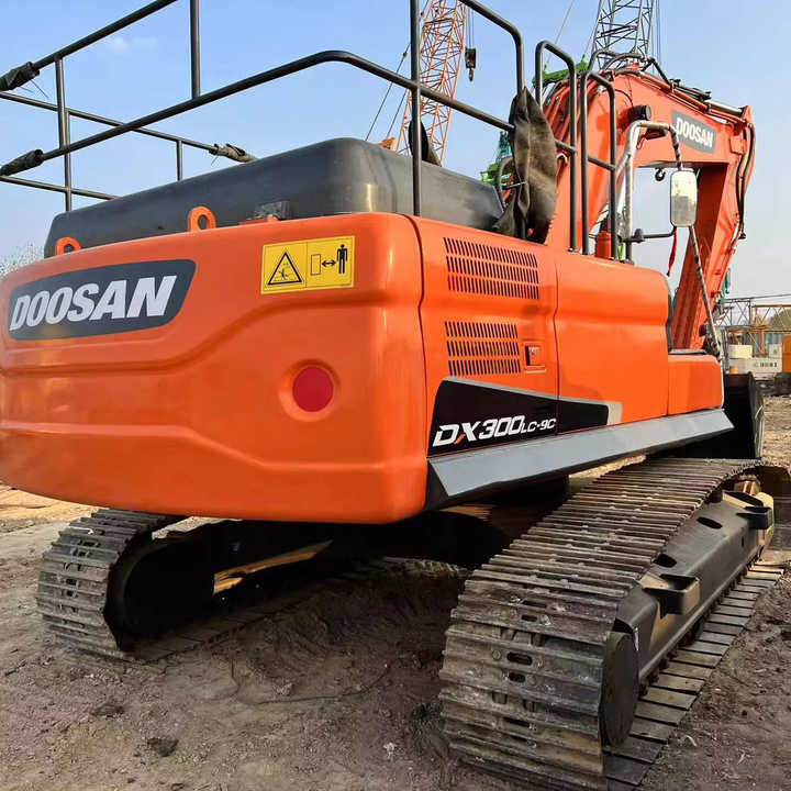 Doosan Construction Equipment Dx300 , Used Earth-moving Machine Doosan Excavator , Doosan Heavy Machines for Sale - Kotrógép: 1 kép. Doosan Construction Equipment Dx300 , Used Earth-moving Machine Doosan Excavator , Doosan Heavy Machines for Sale - Kotrógép: 1 kép.
