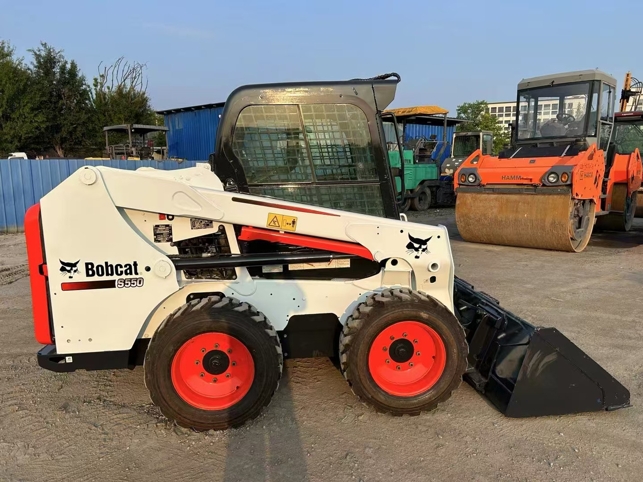 BOBCAT High Performance Low Hours Excellent Condition Reliable Second Hand Bobcat S550 Skid Steer Loader in Stock for Sale - Építőipari gépek: 3 kép. BOBCAT High Performance Low Hours Excellent Condition Reliable Second Hand Bobcat S550 Skid Steer Loader in Stock for Sale - Építőipari gépek: 3 kép.