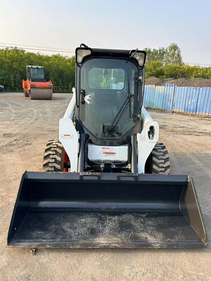 BOBCAT High Performance Low Hours Excellent Condition Reliable Second Hand Bobcat S550 Skid Steer Loader in Stock for Sale - Építőipari gépek: 1 kép. BOBCAT High Performance Low Hours Excellent Condition Reliable Second Hand Bobcat S550 Skid Steer Loader in Stock for Sale - Építőipari gépek: 1 kép.